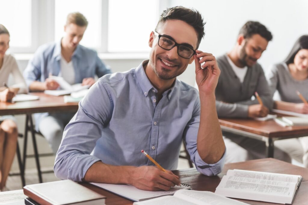 O Sicoob Universidade é um projeto criado pelo sistema Sicoob por meio de suas cooperativas para melhorar a capacitação de seus colaboradores e associados com treinamento e cursos voltados para a administração cooperativa, sendo um dos principais diferenciais para quem resolveu aderir ao Sicoob. Já tinha ouvido falar nessa iniciativa gratuita para os cooperados? Se ainda não, leia o texto abaixo. Sicoob Universidade: o que é e qual o objetivo? O Sicoob Universidade foi lançado no dia 10 de março de 2015, em Brasília, com foco em modernizar a gestão de pessoas e desenvolver treinamentos e qualificações para o seu quadro de colaboradores. O sistema de educação foi concebido com base nas escolas de cultura e cidadania, excelência operacional e negócios, cooperativismo, além de liderança e governança. Desde dezembro de 2019, o Sicoob Universidade – núcleo do sistema de cooperativas financeiras do Brasil dedicado à área de ensino – ampliou sua atuação no aplicativo Sicoob Moob. Cooperados e colaboradores agora têm acesso a 27 soluções educacionais diretamente por meio de app. São oferecidos cursos de aprimoramento e qualificação para o quadro de empregados, com o objetivo de impactar positivamente o relacionamento com clientes, comunidade, fornecedores e todas as outras frentes do negócio. Além disso, são realizadas ações educacionais que alinham os cooperados às competências do Sicoob, buscando aumentar a excelência operacional e expandir os comércios dos participantes. Sicoob Universidade: oferece cursos e soluções educacionais para cooperados Os cursos disponibilizados no APP Sicoob Moob transformam o aplicativo em plataforma de conhecimento e desenvolvimento, com cursos de curta e média duração, e todos oferecidos no formato online. Ao todo são 27 soluções educacionais disponíveis no APP, 6 sobre o Sicoob e 21 soluções que abordam aspectos como liderança, gestão de pessoas e planejamento de carreira. Esses materiais foram desenvolvidos pela própria Sicoob Universidade, em parceria com Uol Edtech, Banco Central e FGCoop. Entre os conteúdos que estão disponíveis, um dos destaques é a solução de Governança Corporativa, que tem objetivo de capacitar os conselheiros e cooperados para zelar pela transparência e por boas práticas de gestão das cooperativas do Sicoob. Outro material importante que está disponível no app é a Formação Para Representantes Delegados, que tem objetivo de capacitar cooperados para uma participação mais ativa nas atividades de suas cooperativas. Além da nova função educativa, o app Sicoob Moob oferece aos cooperados a possibilidade de participar de forma online dos eventos do Sistema, acompanhar a saúde financeira da sua cooperativa e interagirem entre si. Sicoob Universidade: como acessar? Se você já é um cooperado e quer saber como funciona o acesso ao Sicoob Universidade, saiba que é muito simples. O programa é realizado pelo aplicativo SICOOB MOOB, sendo necessário, como primeira etapa, baixar o aplicativo na Play Store ou Apple Store. Depois de instalado, é necessário abrir o aplicativo e entrar no sistema com a conta pessoal ou empresarial que foi criada no ato de inscrição na cooperativa. Será necessário acrescentar todos os dados que forem pedidos e depois apertar o botão “ENTRAR”. A tela inicial do aplicativo é o feed de notícias. Por isso, acesse o MENU para encontrar a aba UNIVERSIDADE, onde é possível acessar os cursos disponibilizados e lá vai encontrar vários. Para realizá-los, basta clicar no que mais chamou a sua atenção e iniciar as atividades. Sicoob: benefícios universitários para quem ainda está no ensino médio Além dos cursos e treinamento disponibilizados pela cooperativa, também é possível criar uma conta-corrente, que também é para quem ainda cursa o ensino médio e deseja alcançar a estabilidade financeira. Com essa conta, é possível usufruir do investimento universitário e todas as outras funções que os bancos convencionais oferecem, como conta-corrente. Confira as vantagens de ter uma conta no Sicoob: Taxas e condições diferenciadas; Ampla rede de atendimento; Acesso à internet e Mobile Banking exclusivos para realizar consultas e transações. Mas, como abrir uma conta na cooperativa? É muito simples. Veja o passo a passo: Para abrir sua conta basta procurar das agências do Sicoob; Acesse o site do Sicoob; Digite o número ou o nome da cooperativa; Selecione o estado onde você mora; Assim que o mapa ao lado mostrar a agência mais próxima de você, vá até o local e leve os documentos exigidos para a abertura da conta universitária Sicoob. Está esperando o quê para iniciar seu projeto universitário com o Sicoob?! Venha para cá!