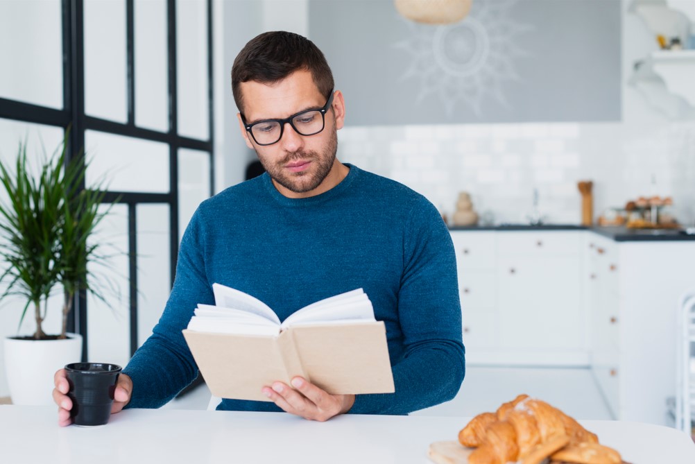 Qualquer pessoa pode investir seu dinheiro. Mas não é preciso investir uma quantia grande inicialmente ou fazer uma aplicação de alto risco para conseguir um bom retorno. E o primeiro passo para tomar melhores decisões, é ler livros de investimentos. Há muitos ensinamentos que você vai conseguir aplicar rapidamente e, inclusive, vai conseguir tirar lições valiosas para aplicar em outras áreas da vida. Então, acompanhe essas dicas com os melhores livros de investimentos. Boa leitura! Livros de investimentos financeiros Você sabia que a melhor forma de adquirir conhecimento sobre algo é aprendendo e colocando em prática? Os livros são uma boa forma de conseguir isso. No momento em que você aprender algo novo, tente colocar em prática. Como nossa rotina costuma ser corrida, nem sempre é possível manter a leitura como um hábito diário. Mas você deve tentar ler o máximo possível que conseguir ao longo da semana, nem que seja 15 minutos ou 5 páginas por dia. Também é interessante variar os gêneros da leitura, o que é um excelente exercício para o cérebro. Mas, voltando ao nosso foco, há diversos tipos de livros de investimentos que vão te ajudar nessa jornada. Muitos são escritos por investidores experientes ou que contam seus métodos de investir. Mesmo que você já tenha alguma familiaridade com investimentos, é interessante fazer essa leitura. Afinal, você sempre pode aprender algo novo ou descobrir uma nova oportunidade de aplicação. Então, confira essa seleção com os top 10 livros de investimentos: Livros de investimentos para iniciantes “Pai Rico, Pai Pobre”, de Robert T. Kiyosaki, é um dos livros mais recomendados para iniciantes e considerado o melhor livro de investimentos. O autor ressalta a diferença entre dois pais. Enquanto um tem controle sobre sua vida financeira, o outro consegue passar seus conhecimentos sobre finanças, para que seu filho trilhe o mesmo caminho de sucesso que ele. Kiyosaki consegue fazer isso por meio de suas próprias experiências, o que provoca no leitor uma autoanálise sobre sua própria vida financeira e escolhas. A continuação desse livro, “Independência Financeira: o Guia do Pai Rico”, é outra obra que você deve acrescentar em sua lista de leitura, na qual o escritor esclarece os caminhos possíveis de investimentos para os investidores iniciantes “O Homem Mais Rico da Babilônia”, de George S. Clason, também é outro livro clássico do mundo dos investimentos, onde o autor passa uma mensagem clara sobre mudança de vida e de prioridades. Dessa forma, qualquer pessoa é capaz de começar a investir de um jeito mais prático e que se torna possível dentro da realidade das pessoas. Leia mais: Rentabilidade poupança Abrir conta-poupança Livros de economia e investimentos “Fora da curva” é uma obra de Florian Bartunek, Pierre Moreau e Giuliana Napolitano, que são os compiladores que reuniram depoimentos de grandes investidores brasileiros. Eles compartilham as escolhas que tomaram e como isso os levou a ganhar cada vez mais dinheiro. Outro livro que vai te interessar é “Faça Fortuna com Ações”, de Décio Bazin, um economista e investidor. É um dos grandes livros para quem quer investir na bolsa de valores e, o mais importante, aprender a economizar. O autor compartilha seus conhecimentos para que o investidor consiga analisar a situação do mercado por si próprio e fazer as aplicações com mais segurança, sem que acredite em fórmulas mágicas arriscadas. “Filosofias de Investimento”, de Aswath Damodaran, expõe estratégias que já foram utilizadas no mercado e os investidores que as utilizaram. O autor também apresenta as filosofias, assim como linhas de investimento para quem ainda está em dúvida de como proceder. “Investimentos: os Segredos de George Soros e Warren Buffett”, de Mark Tier, explora a diferença de estratégias entre estes dois grandes investidores, para mostrar que existem formas diferentes de investir e que, ainda assim, é possível obter o sucesso. Livro para investir na bolsa de valores “O Investidor Inteligente”, de Benjamin Graham - um dos maiores investidores da história dos Estados Unidos - é um clássico que, inclusive, é recomendado por outro grande investidor do mercado global, Warren Buffett. Nesse livro, Graham demonstra na prática algumas estratégias que ele utilizou ao longo do tempo para se tornar bem-sucedido no mercado, além de fundamentos que vão nortear o investidor, especialmente com as oscilações recorrentes das ações. Por isso, está entre os melhores livros de investimento na bolsa. “Os Axiomas de Zurique”, de Max Gunther, conta a história de um grupo seleto de homens que conseguem ganhar dinheiro em aplicações diversificadas após a Segunda Guerra Mundial. Assim, o investidor entende de forma mais realista o funcionamento e os riscos dos diferentes tipos de investimentos e pode evitar erros conhecidos pelos investidores mais experientes. “Os Grandes Investidores”, de Glen Arnold, é um também um dos livros de investimentos em ações que você deve ler se quiser conhecer os pensamentos dos maiores investidores da história. A obra revela estratégias de figuras como Warren Buffett, Benjamin Graham, Anthony Bolton, George Soros, Charles Munger, John Templeton, John Neff, Philip Fisher e Peter Lynch. Por onde começar a investir? Agora que você conheceu algum dos livros mais conhecidos com dicas de investimento, está pronto para começar a investir! No Sicoob, você encontra diversas modalidades, para escolher aquela que mais se encaixa com seu perfil e suas necessidades. Por exemplo, a poupança é mais indicada para quem deseja guardar dinheiro para comprar algo em específico. É um investimento de renda fixa, com garantia do FGCoop (Fundo Garantidor do Cooperativismo de Crédito). Mas além desse, há muitas outras aplicações, com liquidez, taxas de retorno e volatilidade diferentes. Encontre uma agência Sicoob aqui e converse com um dos nossos especialistas.