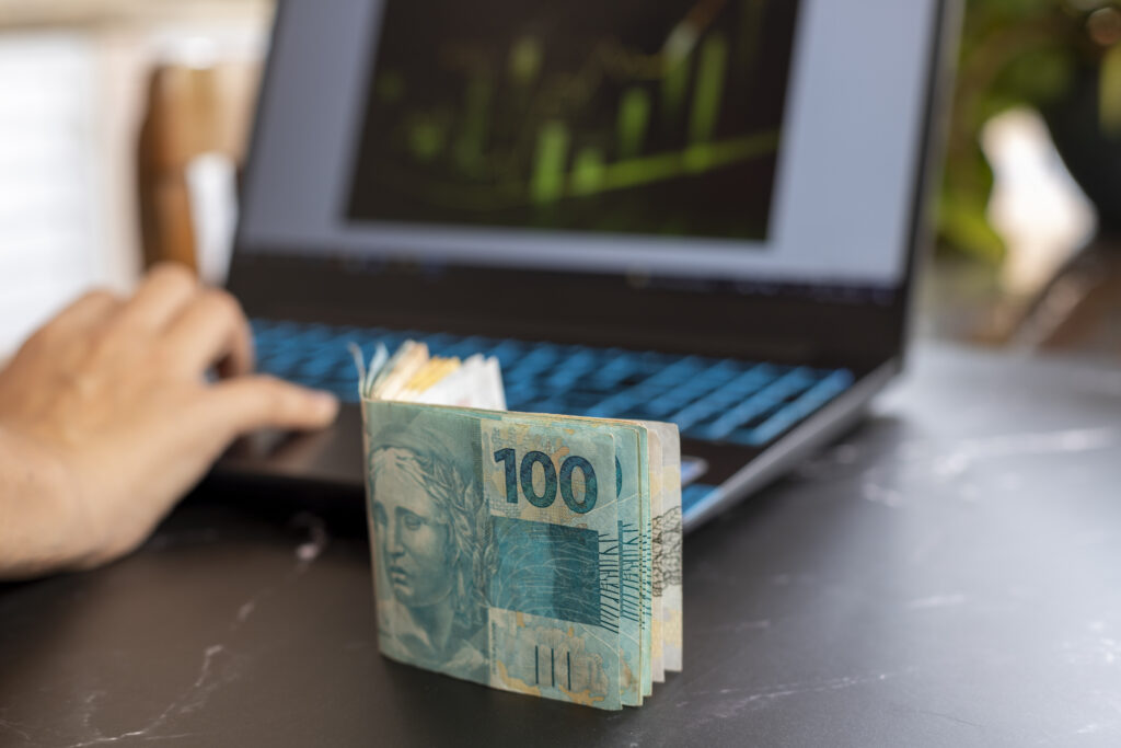 Quer diversificar a sua carteira de investimentos e fazer o seu dinheiro render mais? Conheça as aplicações financeiras mais vantajosas e escolha aquela que combina melhor com o seu perfil. Neste post, vamos te apresentar 5 investimentos e algumas orientações para você optar por alternativas assertivas, condizentes com o que você planeja para o futuro. Continue lendo para saber mais!