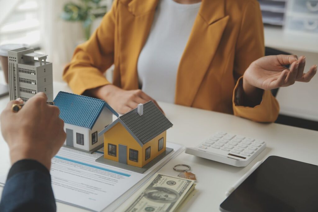 Mulher conversando com homem sobre financiamento de imóvel.