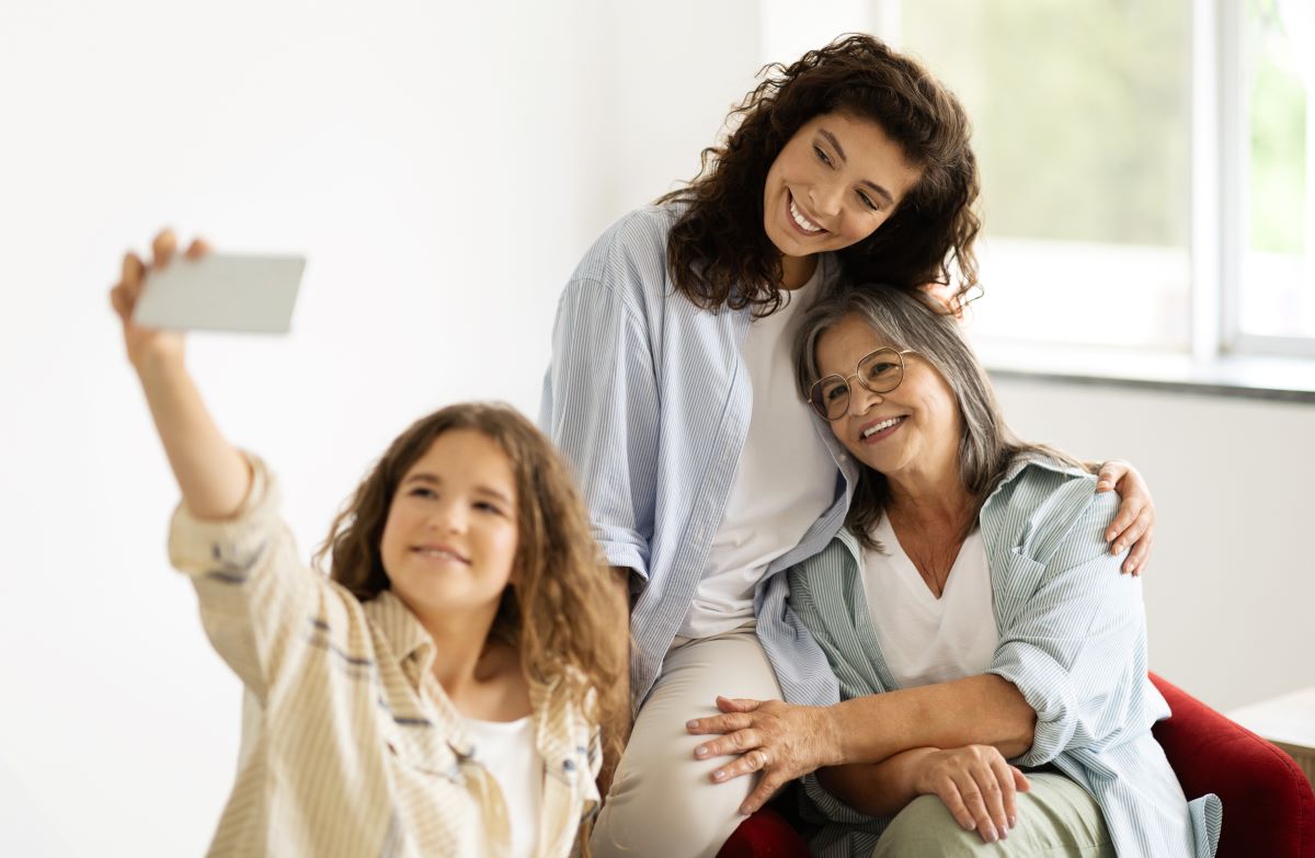 Avó, filha e neta juntas para tirar foto em família para lembrar da importância do seguro de vida mulher.